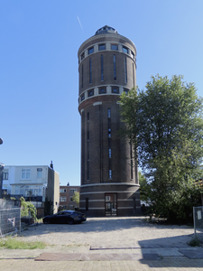 902578 Gezicht op de gerestaureerde voormalige watertoren (Amsterdamsestraatweg 380) te Utrecht, vanaf de Hyacintstraat.